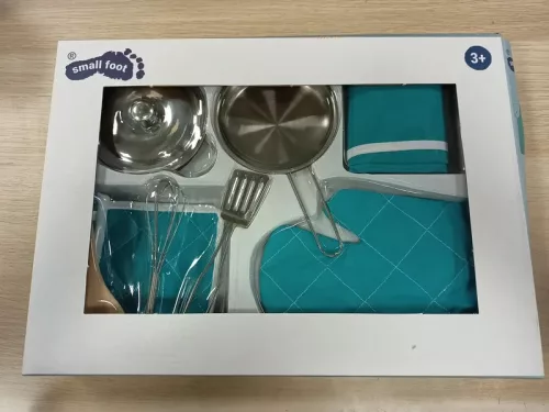 OUTLET Set de gătit cu picior mic, cu șorț, oală și tigaie AMBALAJ DETERMINAT