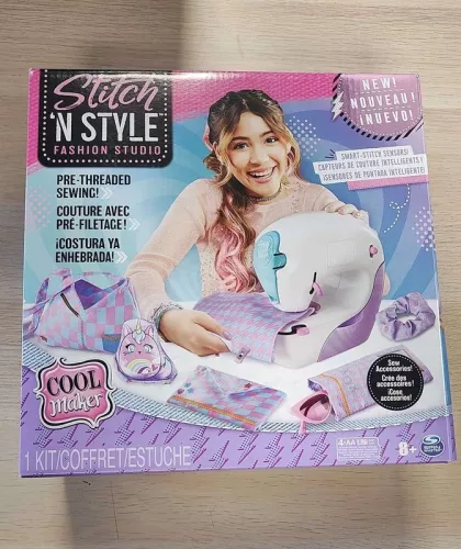 OUTLET Mașină de cusut Cool Maker pentru copii Accesorii Stich 'n Style Stitch PRODUSUL ARE SEMNELE DE UTILIZARE