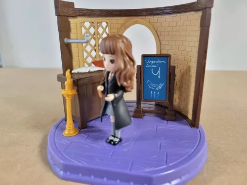 OUTLET Harry Potter Magical Minis set mic Hermione Granger farmece clasa + accesorii 5+ - produs defect