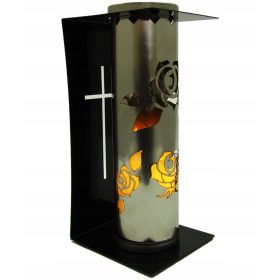    O lumânare modernă din oțel, un felinar cu un trandafir sau o inimă