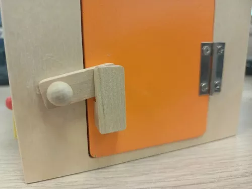 Casă educațională din lemn cu picior mic, cu încuietori Casă compactă de blocare WADLIWY