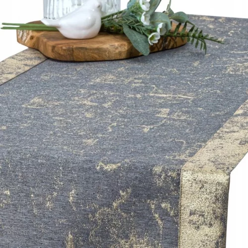 Runner de masă Invitta gri închis cu fir auriu 40 × 240 cm