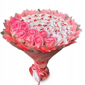    Buchet dulce cu Raffaello si trandafiri de sapun cadou pentru o zi de nastere sau nunta