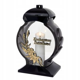    O lumânare elegantă, neagră și aurie, cu o dedicație pentru bunicul