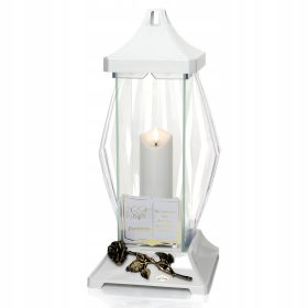    O torță neagră înaltă cu inscripția „Cine trăiește în memoria altora nu moare”.