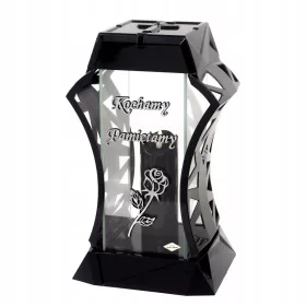    O lumânare modernă cu o formă originală și un simbol de trandafir auriu