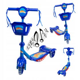    SCOOTER ALBASTRU PE TREI ROȚI PENTRU UN COPIL, UN BĂIAT, ÎN CARE SE JOCĂ