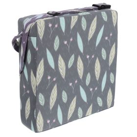    O pernă de înălțare pentru un scaun de sufragerie pentru copii