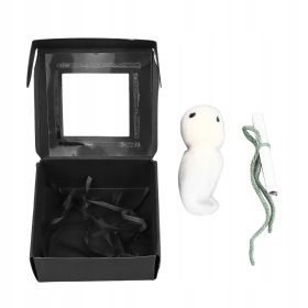    O fantomă drăguță de buzunar de Halloween cu un sul minuscul pentru decorare