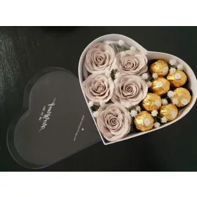    Cutie cadou de Craciun, trandafiri de sapun si Ferrero Rocher