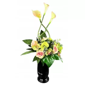 Buchet modern pentru vază de cimitir, cu flori realistice