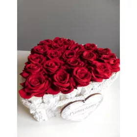   Decor Floral din Trandafiri de Catifea Roşie cu Doniţă în Formă de Inimă