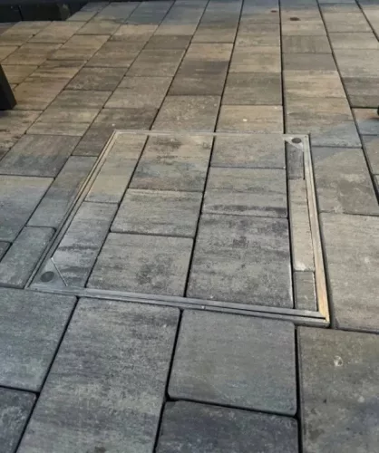Trapa de inspecție din aluminiu sub pavaj 400 × 400 × 60 mm, deschidere 340 × 340 mm