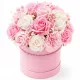 Cutie de flori alb-roz cu 22 de flori din săpun, 27 cm