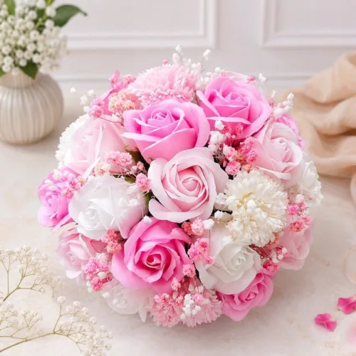 Cutie de flori alb-roz cu 22 de flori din săpun, 27 cm