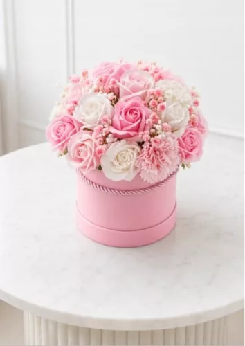 Cutie de flori alb-roz cu 22 de flori din săpun, 27 cm